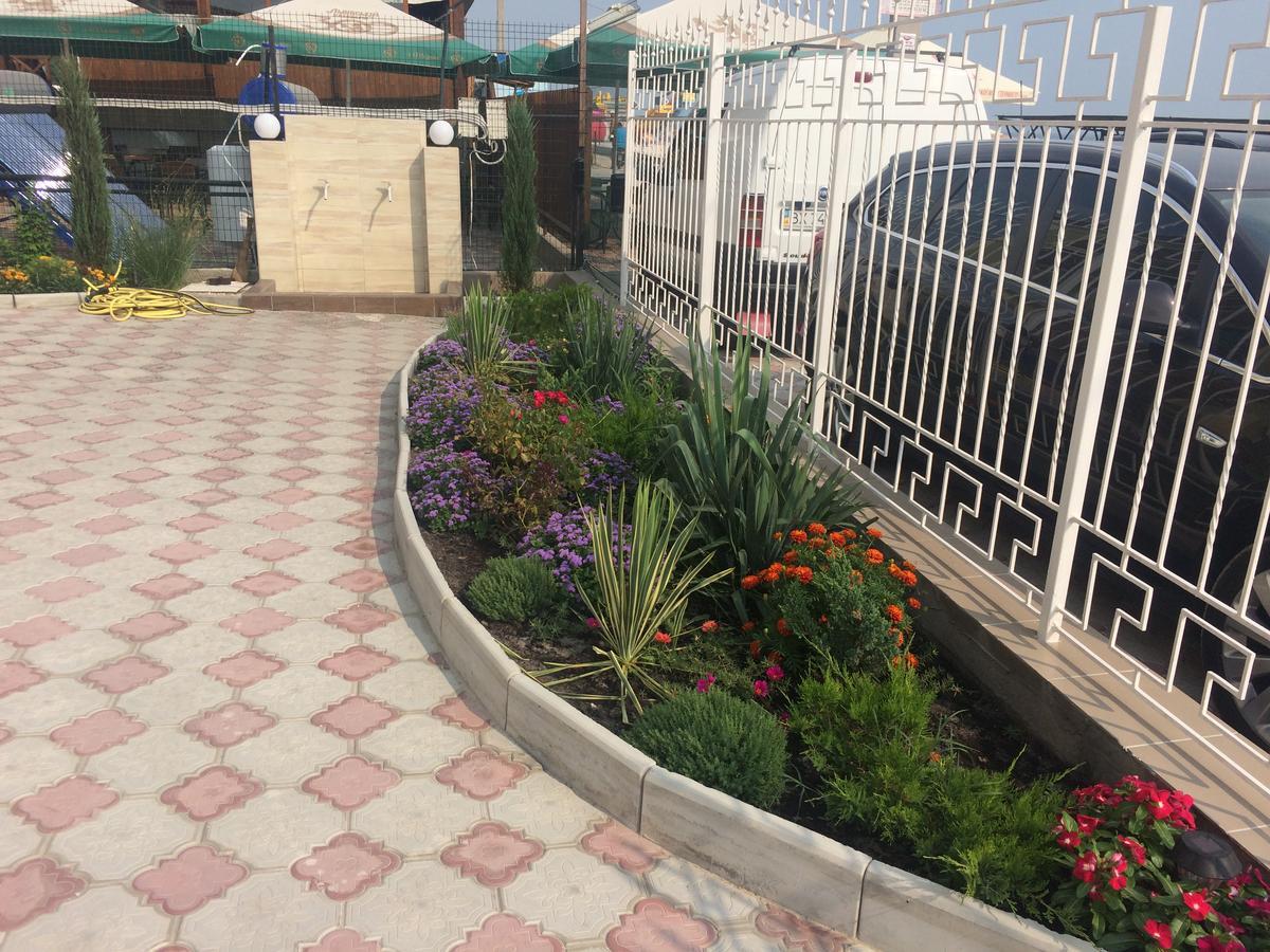 Olimp Hotel Zaliznij Port Kültér fotó