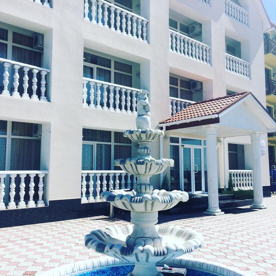 Olimp Hotel Zaliznij Port Kültér fotó