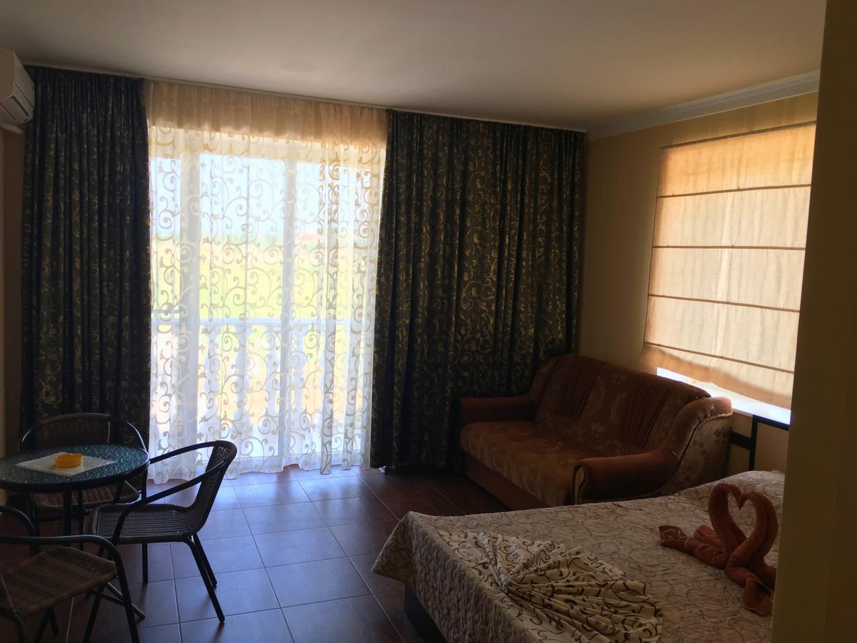 Olimp Hotel Zaliznij Port Kültér fotó